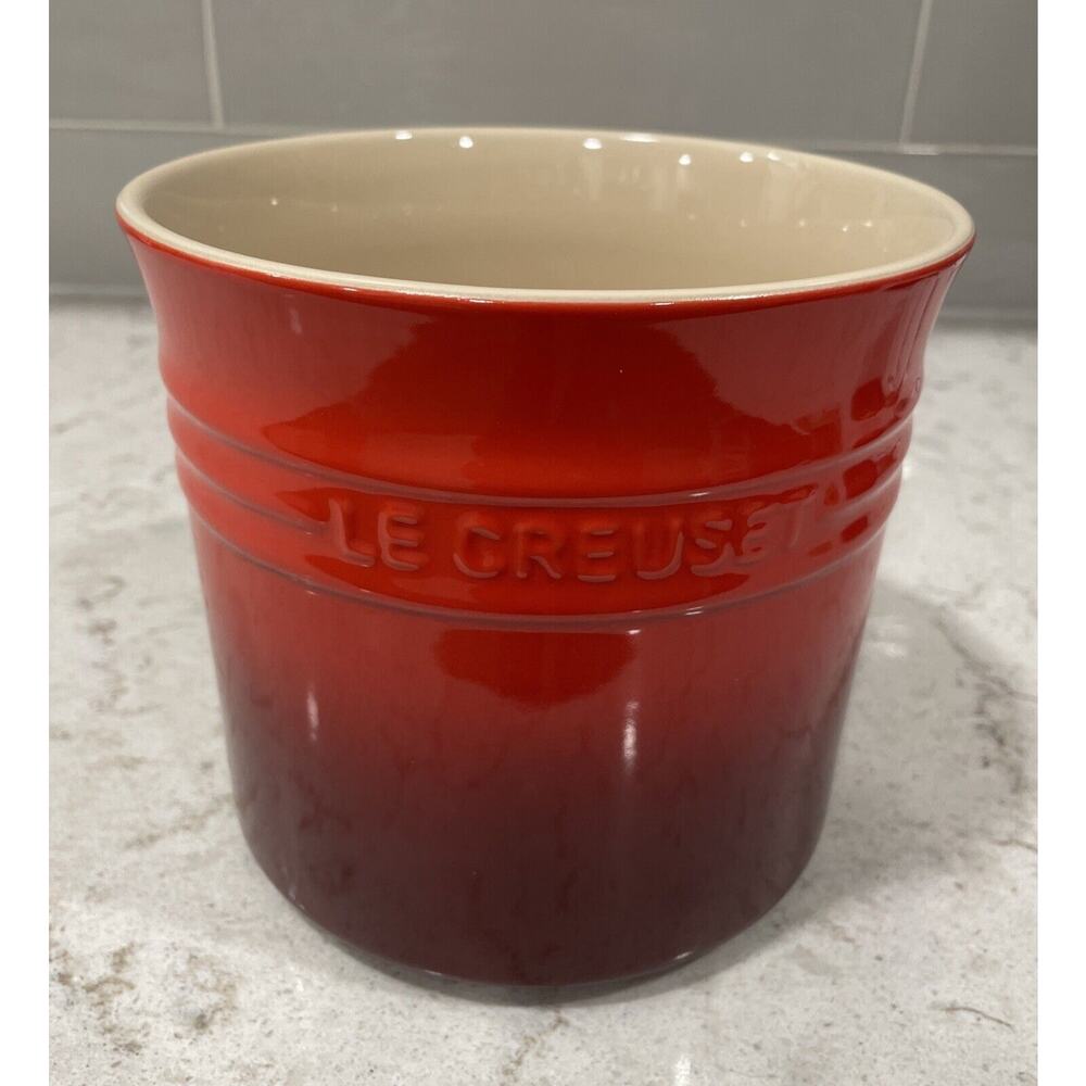 LE CREUSET 2.3 L 2 3/8 QT Cerise RED CROCK UTENSIL HOLDER 6"x6.5" Ombré NEW